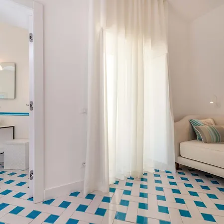 - Maison Marika アパート ソレント